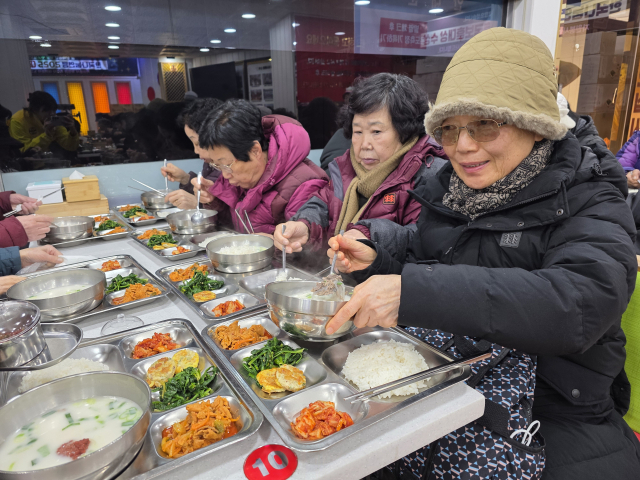 지난 29일 오전 전국천사무료급식소 대구점에서 어르신들이 무료 급식을 나누며 대화하고 있다. 한국나눔연맹 제공