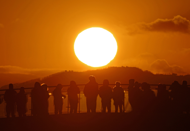 2025년의 마지막 날인 31일 광주 서구 서창감성조망대에서 시민들이 해넘이를 바라보며 한 해를 마무리하고 있다. 연합뉴스