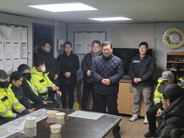 조재구 남구청장이 1일 새벽 앞산 큰골에 위치한 환경공무직 근무 현장을 방문해 덕담을 나누는 모습. 남구청 제공