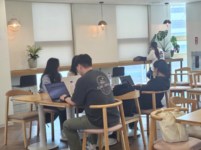 달성군 청년들이 달성청년혁신센터에서 자격증 시험 공부를 하고 있다. 달성군 제공.