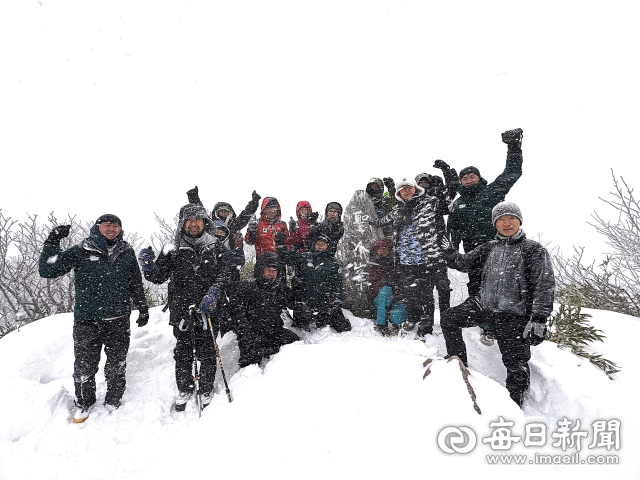 1일 울릉산악인들이 울릉도 성인봉 인근지역에서 시산제를 열며 울릉도의 안녕과 번영을 기원했다. 울릉산악회 제공