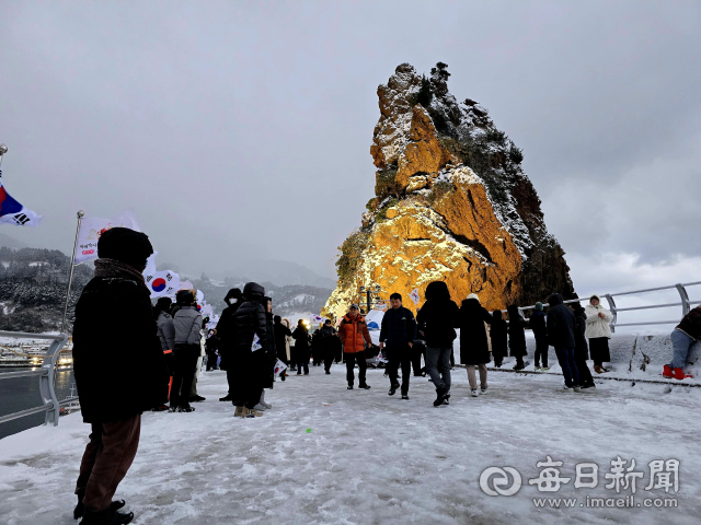 새해 첫날 경북 울릉도 저동항 방파제서 해돋이를 기다리는 주민과 관광객들.조준호 기자