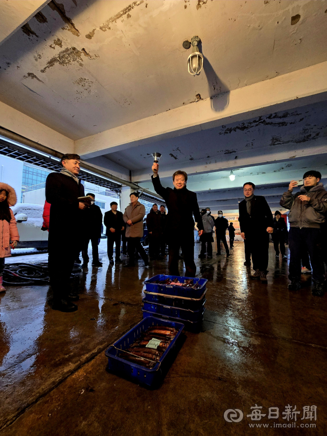 1일 경북 울릉도 저동항 위판장에선 올해 첫 오징어 경매가 열렸다. 깜작 경매사로 나선 남한권 울릉군수,조준호 기자