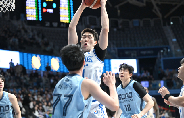 대구 한국가스공사 페가수스의 김준일이 1일 고양 소노아레나에서 열린 고양 소노 스카이거너스와의 경기에서 리바운드를 하고 있다. KBL 제공.