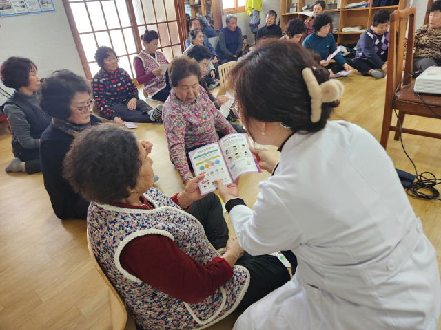 지난해 마련한 건강 100세 행복대학 프로그램에 참여한 어르신들이 교육을 받고 있다. 영주시 제공
