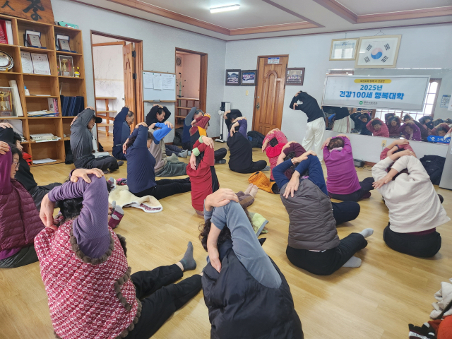 지난해 마련한 건강 100세 행복대학 프로그램에 참여한 어르신들이 교육을 받고 있다. 영주시 제공
