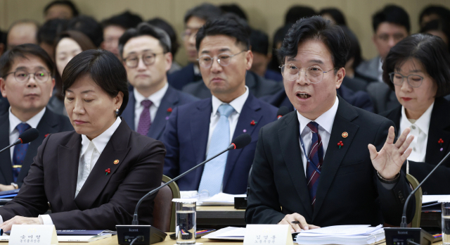 김영훈 노동부 장관이 지난해 12월 11일 세종시 정부세종컨벤션센터에서 열린 농림축산식품부(농촌진흥청·산림청)-고용노동부 업무보고에서 부처 업무보고를 하고 있다. 왼쪽은 송미령 농림축산식품부 장관. 연합뉴스