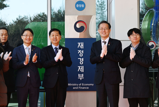 구윤철 부총리 겸 재정경제부 장관이 2일 정부세종청사에서 열린 재정경제부 출범식 참석, 참석자들과 함께 재경부 현판식을 하고 있다. 2026.1.2. 재경부 제공