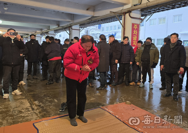 1일 경북 울릉도 저동항 위판장에서 열린 초매식에 참석한 최경환 전 부총리. 조준호 기자