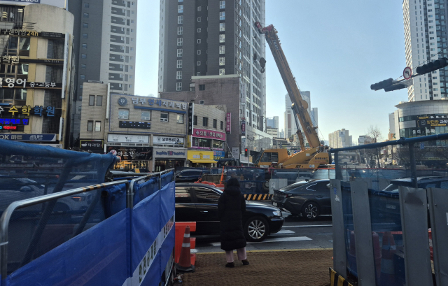 2일 오후 대구 수성구 만촌네거리 모습. 공사로 도로가 꽉 막힌 가운데, 행인이 보행자 신호를 기다리고 있다. 신중언 기자
