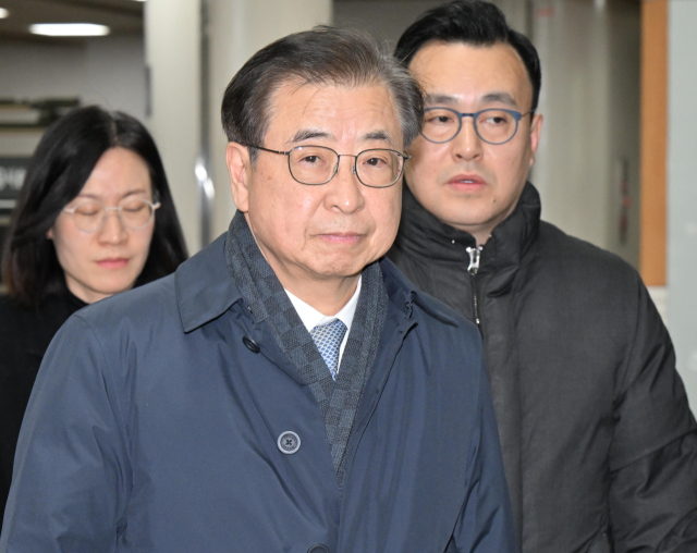 2020년 서해에서 발생한 공무원 피격 사건을 은폐하려 한 혐의로 재판에 넘겨진 서훈 전 청와대 국가안보실장이 26일 서울 서초구 중앙지법에서 열린 선고공판에서 무죄를 선고받은 후 법정을 떠나고 있다. 연합뉴스
