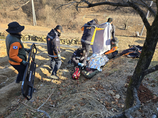 2일 오후 3시쯤 잠옷 차림으로 실종됐던 치매 할머니가 영하 10도의 혹한 속에서도 무사히 발견돼 상주소방서 구조대원들이 응급처리를 하고 있다. 상주소방서 제공