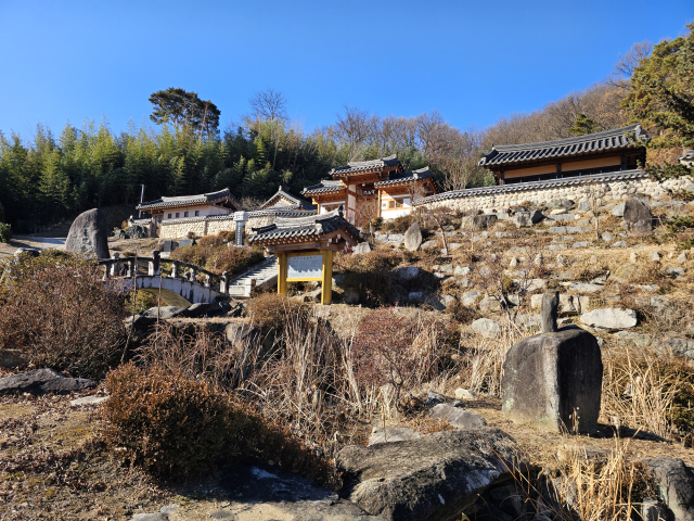새로 복원된 청천서원이 사도실 마을 입구 언덕에 자리하고 있다. 서원은 이곳이 배움과 기개의 터임을 묵직하게 웅변한다.