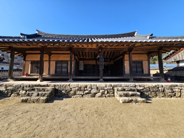 청천서당은 혹독한 고문으로 다리를 쓰기 어려워진 심산이 잠시 몸을 의탁한 곳이다. 심산의 숨결이 배어 있는 심산의 또 다른 집이다.