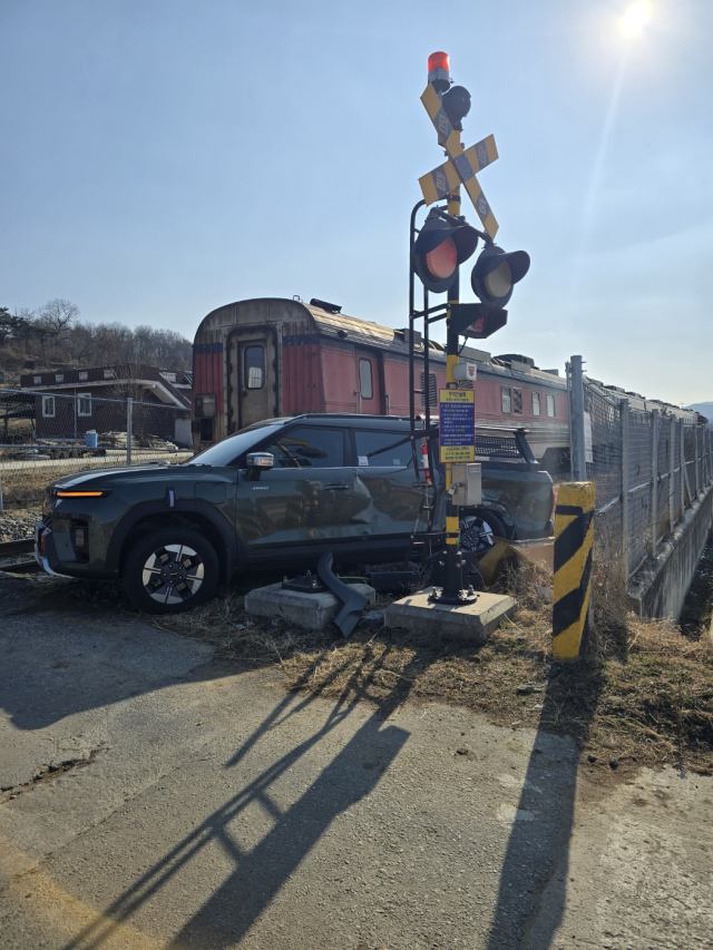 상주 철길건널목서 열차·SUV 충돌…운전자 극적 탈출