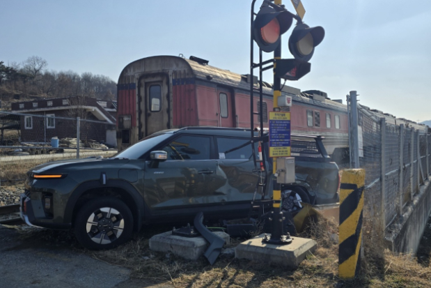 상주 철길건널목서 열차·SUV 충돌…운전자 극적 탈출