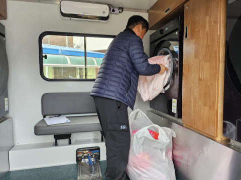 힘겨운 이불 빨래 맡겨주세요…군위군, '고향사랑 세탁서비스' 도입