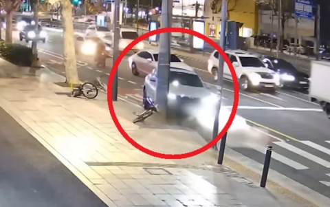 [속보] 인도 올라타더니 전봇대 '쾅'…여성 BJ, '수면유도제' 운전하다 사고