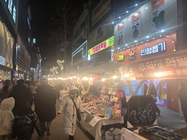 지난 2일 오후 7시쯤 찾은 동성로 보행자전용도로 일대에는 중구청과 동성로상점가상인회가 협력해 기획한 사업인 놀장 행사가 진행됐다. 침체된 동성로에 유동 인구를 불러들이기 위한 프로젝트의 하나인 놀장은 5일부터 겨울 휴식기에 들어간 뒤, 3월에 다시 문을 열 계획이다. 임재환 기자