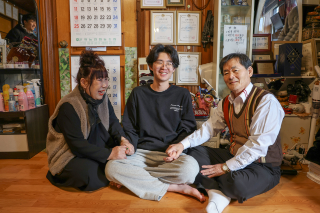 대구 군위고에 다니는 김병헌(19) 군은 올해 입시에서 순천향대 의대에 합격했다. 3형제 중 둘째인 김 군은 9살때부터 조부모와 함께 살았다. 군위군 제공.