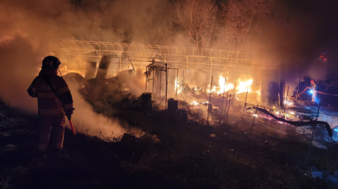 의성 안평면에서 비닐하우스  화재, 양봉 자재 등 불타