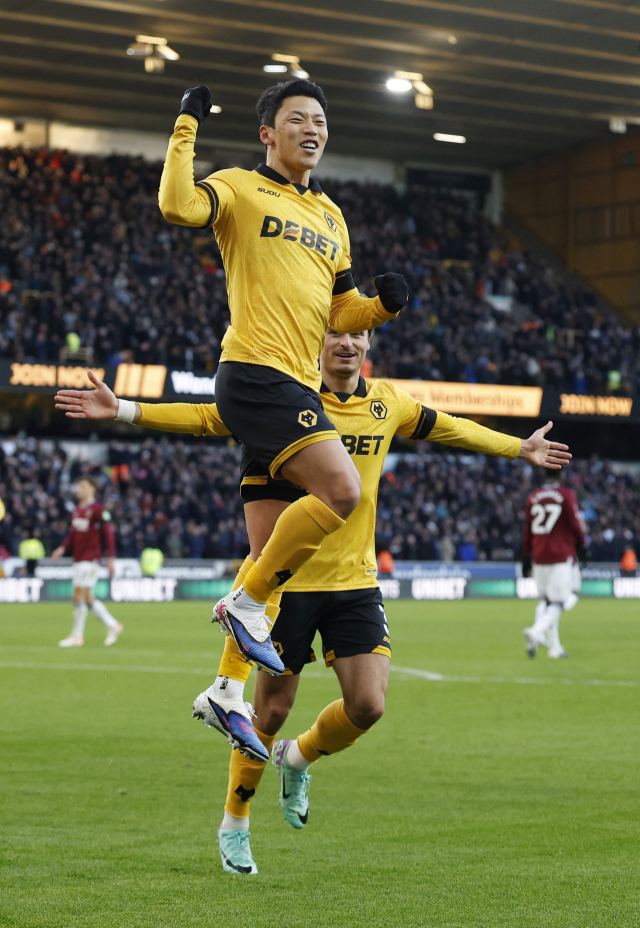 울버햄튼의 황희찬이 4일 영국 울버햄튼의 몰리뉴 스타디움에서 열린 EPL 웨스트햄 유나이티드와의 경기 도중 팀의 두 번째 골을 넣은 뒤 환호하고 있다. 연합뉴스