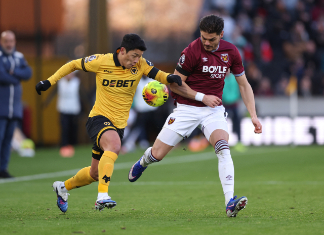 울버햄튼의 황희찬이 4일 영국 울버햄튼의 몰리뉴 스타디움에서 열린 EPL 웨스트햄 유나이티드와의 경기 도중 돌파를 시도하고 있다. 연합뉴스