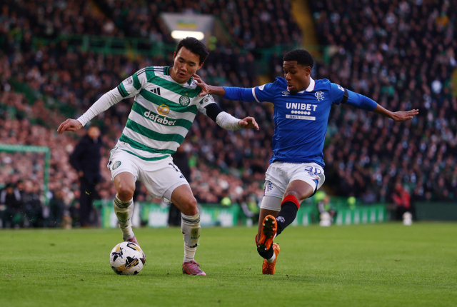 셀틱의 양현준이 3일 영국 스코틀랜드 글래스고우에서 열린 스코티시 프리미어십 레인저스와의 경기 도중 상대 수비를 제치려 하고 있다. 연합뉴스