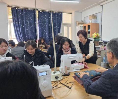 추운 겨울 이웃에 나누는 온정…대구 경명여고, 칠성동 주민에 '수제 팥 찜질팩' 전달