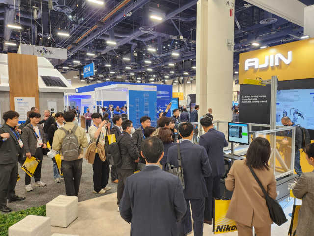 아진산업이 CES2026에 참가해 풀카본 도어와 메탈 3D 프린팅을 앞세운 자동차부품 경량화 기술로 글로벌 시장 공략에 나선다. 사진은 지난해 CES에서 아진산업이 자동차 경량화 기술을 중심으로 전시 부스를 운영한 모습이다. 아진산업 제공