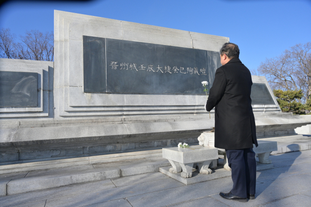 진주시장 출마예정자 박명균 전 경상남도 행정부지사가 진주 충혼탑·계사순의단을 참배했다.