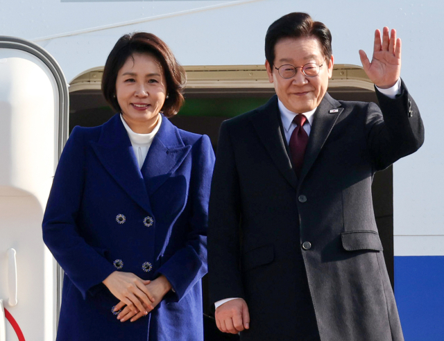 중국을 국빈방문하는 이재명 대통령과 김혜경 여사가 4일 성남 서울공항 공군1호기에서 환송객에게 인사하고 있다. 연합뉴스