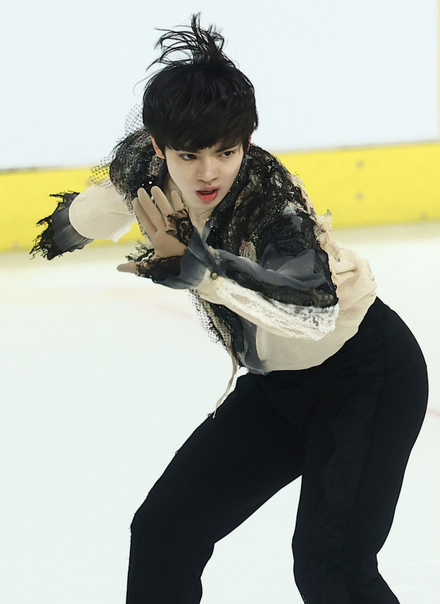 차준환이 4일 서울 목동아이스링크에서 열린 제80회 전국남녀 피겨스케이팅 종합선수권대회 겸 국가대표 2차 선발전 남자 싱글 프리 스케이팅에 출전해 연기를 펼치고 있다. 연합뉴스