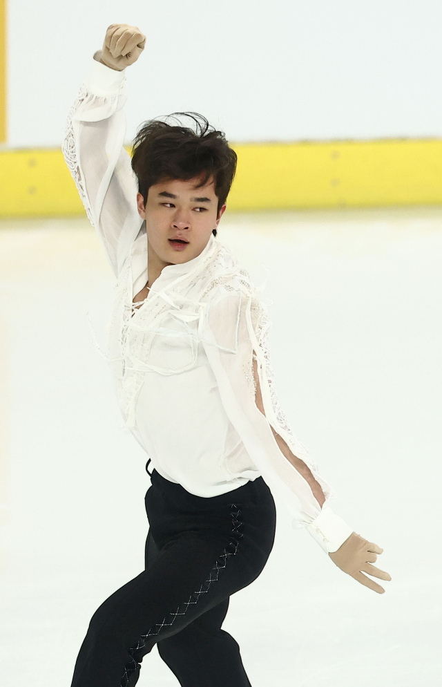 김현겸이 4일 서울 목동아이스링크에서 열린 제80회 전국남녀 피겨스케이팅 종합선수권대회 겸 국가대표 2차 선발전 남자 싱글 프리 스케이팅에 출전해 연기를 펼치고 있다. 연합뉴스