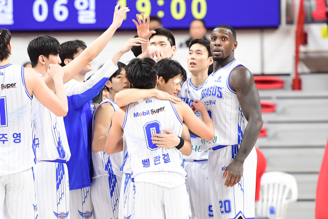 프로농구 대구 한국가스공사 페가수스 선수들이 4일 울산 동천체육관에서 열린 울산 현대모비스 피버스와의 경기에서 승리한 직후 서로를 격려하고 있다. KBL 제공.