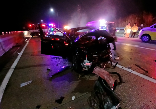 4일 오전 1시 23분께 전북 고창군 서해안고속도로 상행선 고창 나들목 인근에서 발생한 잇따른 교통사고로 사고 차량이 크게 파손돼 있다. 이날 발생한 사고로 경찰관과 견인차 기사 등 2명이 숨지고 구급대원 등 9명이 다쳤다. 연합뉴스