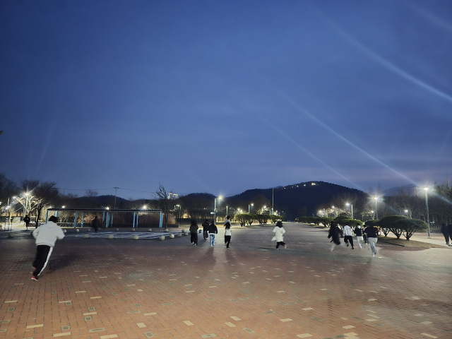 칼바람도 못 막은 동심…'경도' 놀이에 빠진 청년들