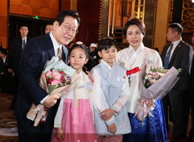 이재명 대통령과 김혜경 여사가 4일 중국 베이징 한 호텔에서 열린 재중 동포 만찬간담회에서 화동과 기념촬영을 하고 있다. 연합뉴스