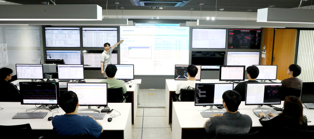 전두용 영남이공대 사이버보안과 교수가 학생들에게 정보보안산업기사 관련 교육을 진행하고 있다. 영남이공대 제공