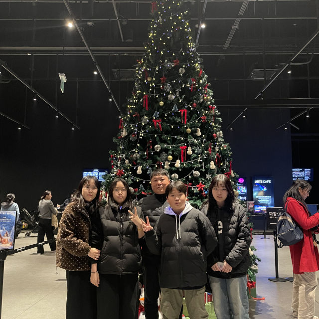 지난 1월 부산 여행에서 다섯 가족은 시티투어버스를 타고 아르떼뮤지엄에 들렀다. 김창숙 씨 제공