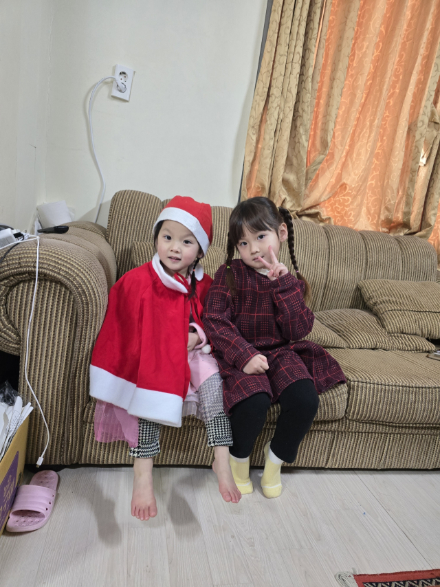 지난해 크리스마스 이브 때 산타클로스 옷을 입은 막내 연우(왼쪽)와 셋째 연수. 오상종 씨 제공