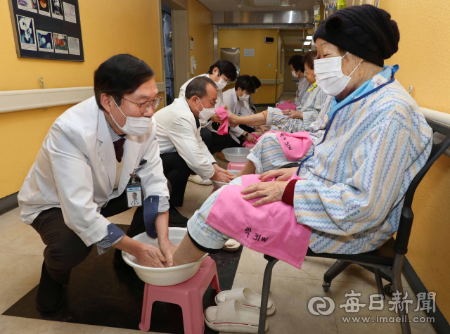 곽병원,  17년째 '봉사와 섬김의 세족식'