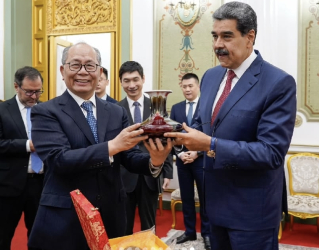 시진핑 중국 국가주석이 보낸 특사(왼쪽)와 만난 직후 미군 특수부대에 체포된 니콜라스 마두로 베네수엘라 대통령. 마두로 대통령 인스타그램