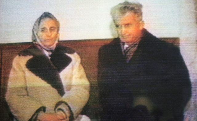 1989년 12월 25일 성탄절에 대량학살과 부정축재의 죄목으로 사형을 선고받고 당일 총살된 니콜라에 차우셰스쿠 루마니아 대통령(오른쪽)과 아내 엘레나 차우셰스쿠. 연합뉴스