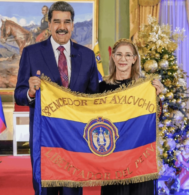 베네수엘라 국기를 들고 선 니콜라스 마두로 베네수엘라 대통령과 부인 실리아 플로레스. 마두로 대통령 인스타그램