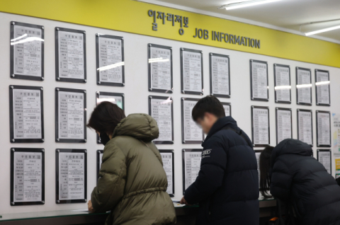 올해 채용시장 주요 키워드는 '중고 신입'…AI 도입으로 위축 전망도 나와