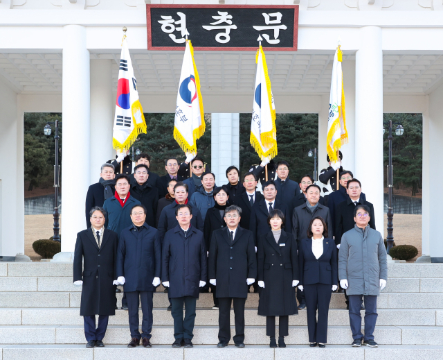 경상북도의회는 지난 2일 병오년 새해를 맞아 국립영천호국원을 참배했다. 이 자리에는 박성만 도의장을 비롯해 부의장, 상임위원장, 영천을 지역구로 둔 이만희 국회의원과 도의원, 의회사무처 간부공무원 등이 참석했다. 경북도의회 제공