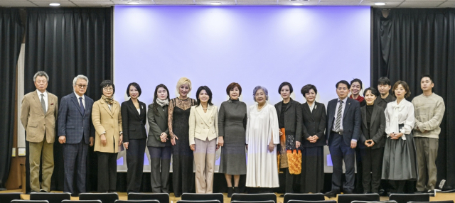 지난 12월 29일 서울시립미술관 세마홀에서 열린 제4회 AoA 인터내셔널 어워드 수상자 단체 사진. 행복북구문화재단 제공