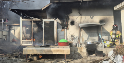 예천 단독주택서 화재...불 끄려다 2명 화상