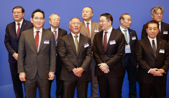5일 중국 베이징 조어대에서 이재명 대통령이 참석한 가운데 열린 한·중 비즈니스포럼에서 국내 기업 대표들이 기념촬영을 기다리고 있다. 앞줄 왼쪽부터 이재용 삼성전자 회장, 정의선 현대차그룹 회장, 구광모 LG 그룹 회장, 장인화 포스코홀딩스 회장. 뒷줄 왼쪽부터 허태수 GS그룹 회장, 손경식 CJ그룹 회장, 구자은 LS홀딩스 회장, 최병오 패션그룹 회장, 장철혁 SM엔터테인먼트 대표이사. 연합뉴스